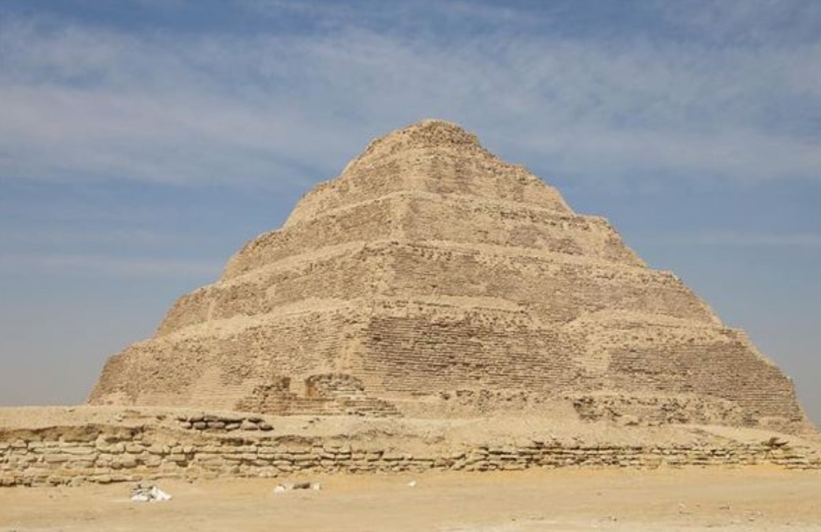 Piramida lui Djoser, cea mai veche piramidă din lume, a fost construită acum 4.500 de ani, la sud de Cairo-ul modern, chiar la est de Nil - cel mai lung râu din lume.