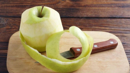 De ce e periculos să consumi merele cu coajă. O tânără din Vietnam ne învață să mâncăm corect fructe