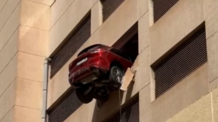Întâmplare virală în Ibiza O șoferiță era să zboare cu mașina prin peretele parcării Parcase la etajul al treilea