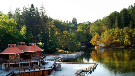 Unde se află lacul unic în lume cu care se mândresc românii. Are 40.000 de metri pătrați