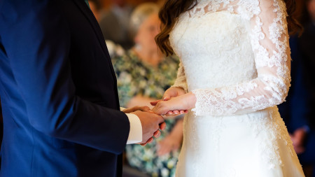 Motivul pentru care miresele poartă rochie albă. De când este această modă la nunți