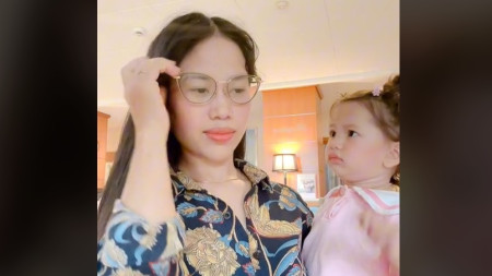 Reacția unei fetițe când vede că mama ei poartă ochelari. Clipul e viral pe TikTok