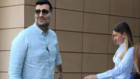 S-a aflat cine e blonda misterioasă care a petrecut pe plajă cu Toni Iuruc. Se știe de mult cu fostul soț al Simonei Halep