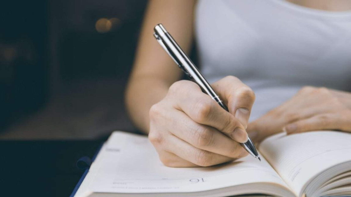 Lecția de limba română Cărămizi sau cărămide Care e forma corectă când folosim pluralul cuvântului cărămidă