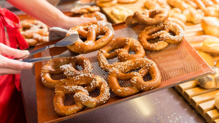 Lecția de limba română Ce înseamnă simigerie Care e diferența dintre acest cuvânt și patiserie sau covrigărie