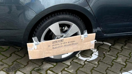 Mesajul bizar pe care un clujean și l-a lăsat pe roata mașinii. Are legătură directă cu posesorii de câini