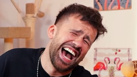 Bancul zilei spus de Florin Ristei Intră unul într-un bar și cere trei cafele