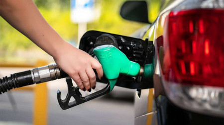 Carburanții se scumpesc pentru a patra oară în octombrie Weekendul începe cu vești proaste pentru șoferi