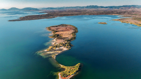 O insulă pitorească a fost scoasă la vânzare Cât costă și unde se află locul preferat de români