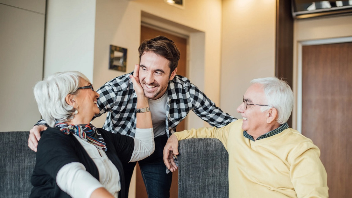 Românii printre ultimii din Europa care părăsesc casa părintească. Care sunt motivele din spatele acestui fenomen